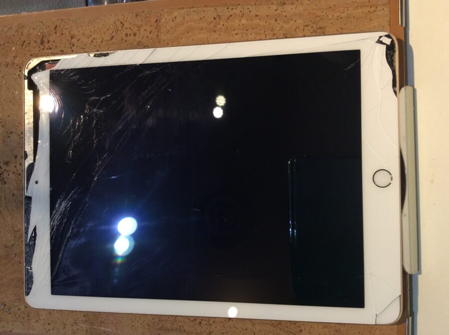 iPad 5(アイパッド5 )誤って床に落としてしまい画面が割れてしまった…( ;∀;)そんな時は広島市内最安値で修理が可能