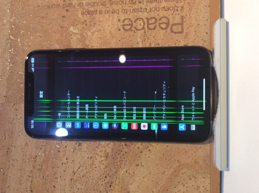 iPhoneX(アイフォンX)落下の衝撃で画面表示に緑と紫の線が…(:_;)そんな時は広島市内最安値で修理が可能