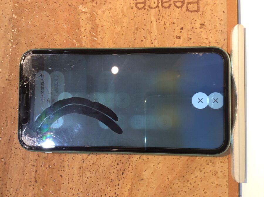 iPhone11(アイフォン11)不注意で落としてしまい画面に異変が…！(:_;)そんな時は広島市内最安値で修理が可能