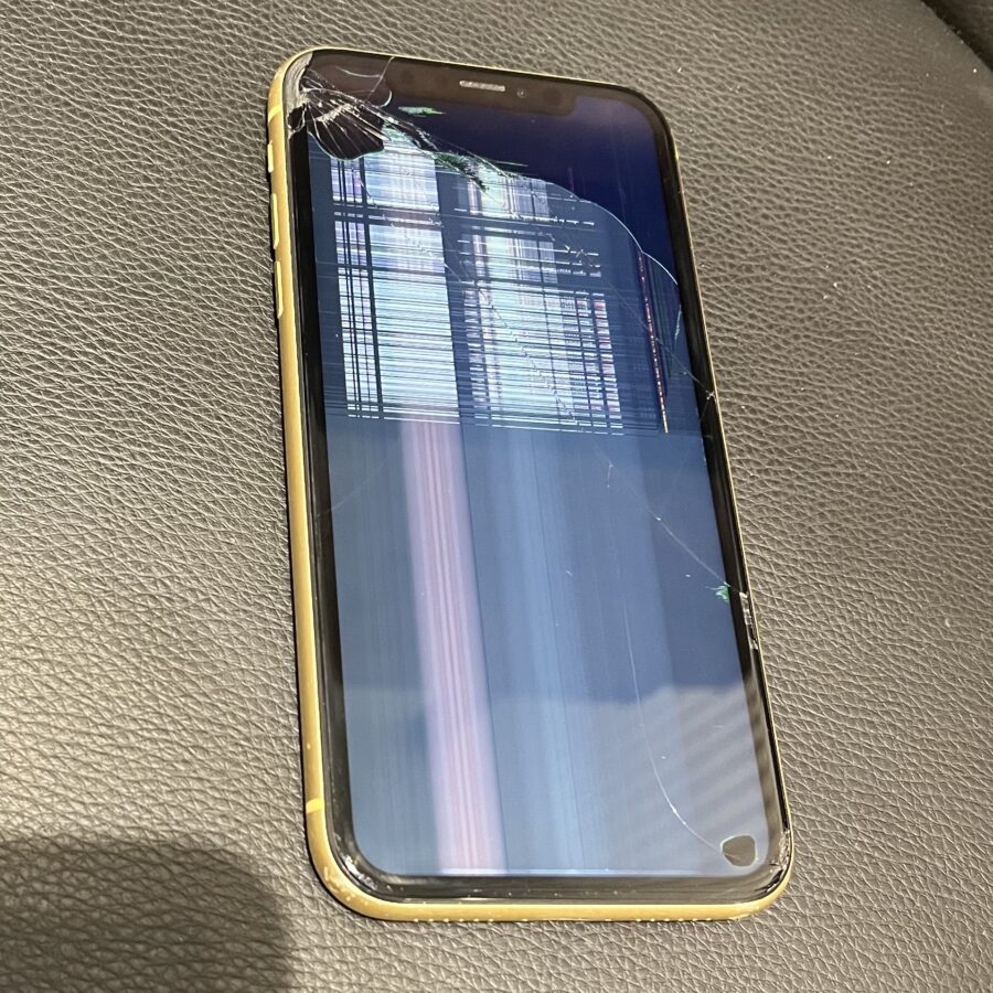 ガラスが割れて、液晶も何も見えない。。。iPhone11（アイフォン）の画面修理のことなら、スマホ修理工房渋谷店にお任せ！