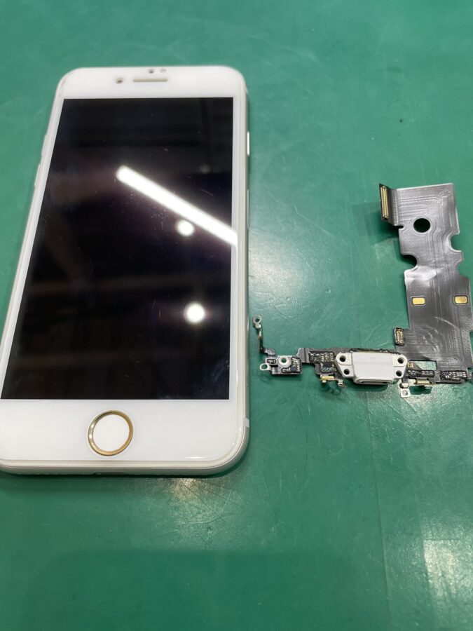 iPhone8（アイフォン8）の充電ができない...そんなときは、【スマホ修理工房池袋P‘パルコ店】へ！