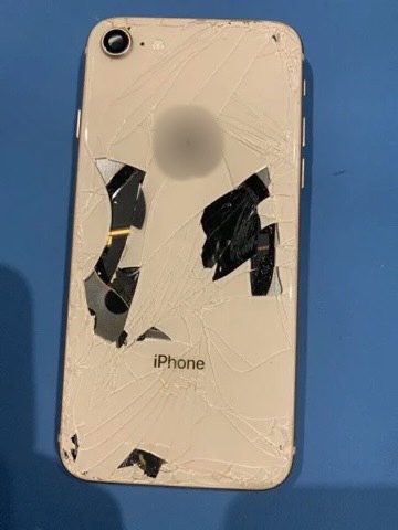 バックパネルが割れて中身が見えているiPhone8（アイフォン）でも、スマホ修理工房渋谷店なら即日修理ができます！