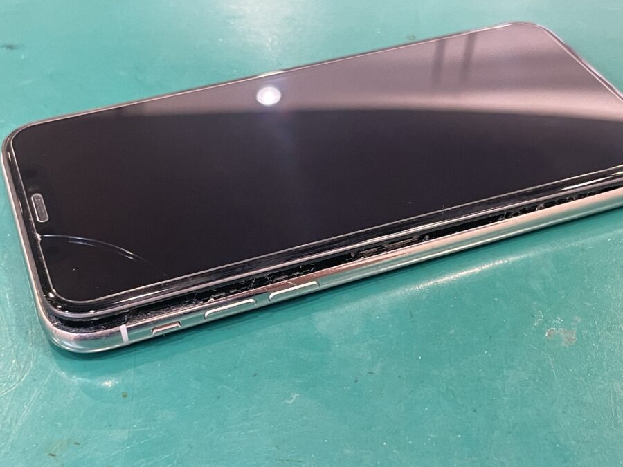 iPhoneX(アイフォン)のバッテリーが膨らんで画面が開いてしまった！スマホ修理工房ペリエ千葉店なら即日でバッテリー交換