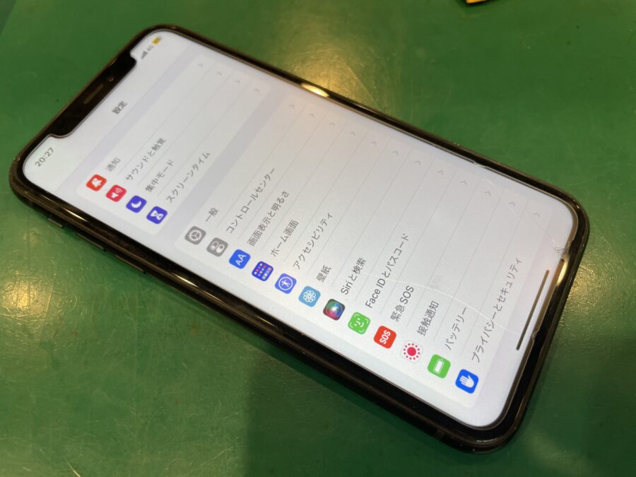 iPhoneXR(アイフォン)のフィルムが割れているがバッテリー交換だけしたい！スマホ修理工房ペリエ千葉店にご相談ください