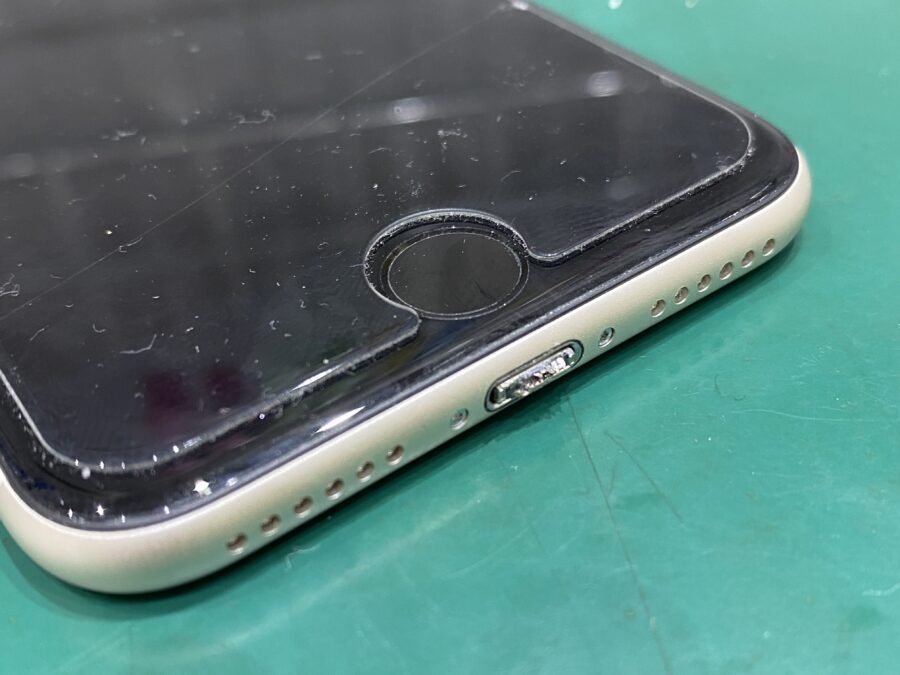 充電口に充電ケーブルの先端が折れて詰まってしまった。。。こんな時は【スマホ修理工房西大島店】にご相談ください