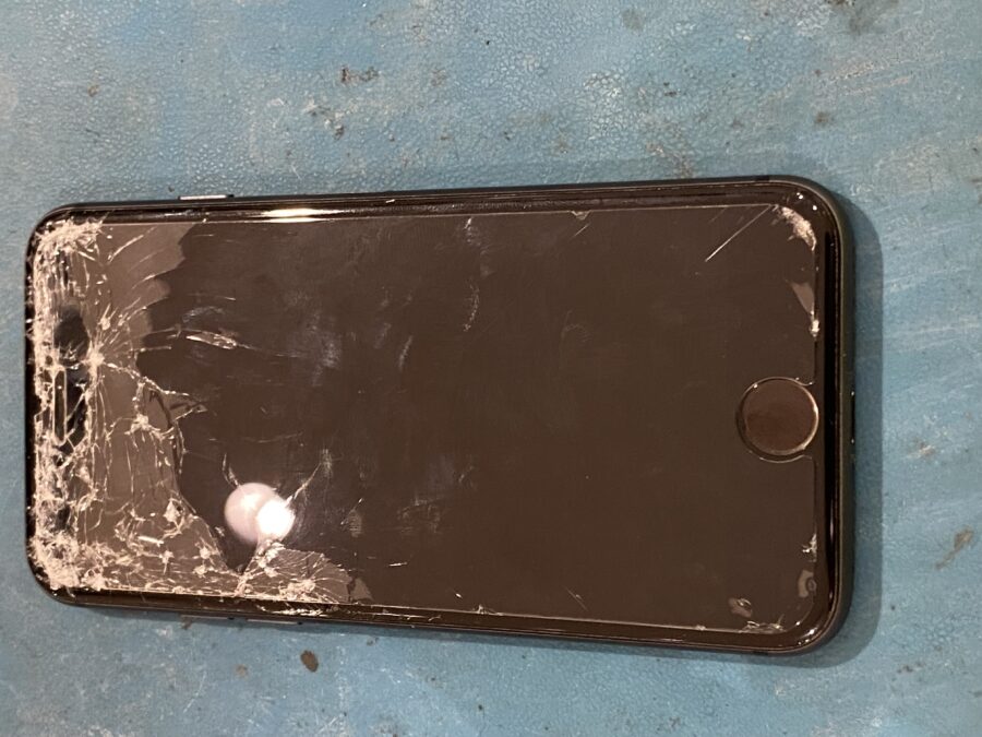 激しい損傷で液晶不良が起こったiPhone8(アイフォンエイト)お持ち込み頂きました!【スマホ修理工房仙台PARCO2】