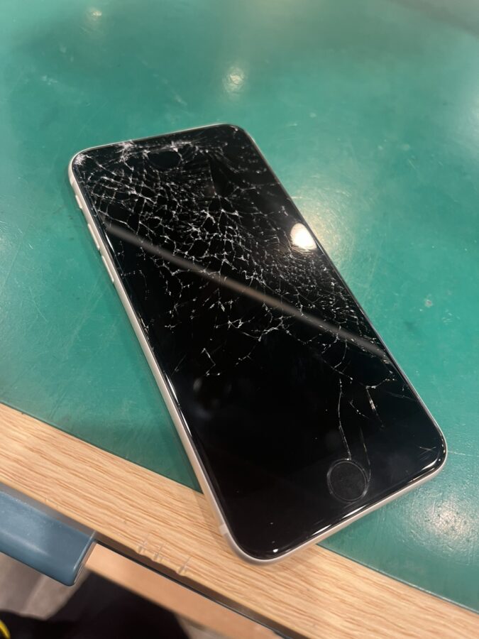iPhoneSE第3世代(アイフォン)の画面割れはスマホ修理工房ペリエ千葉店へ！！！