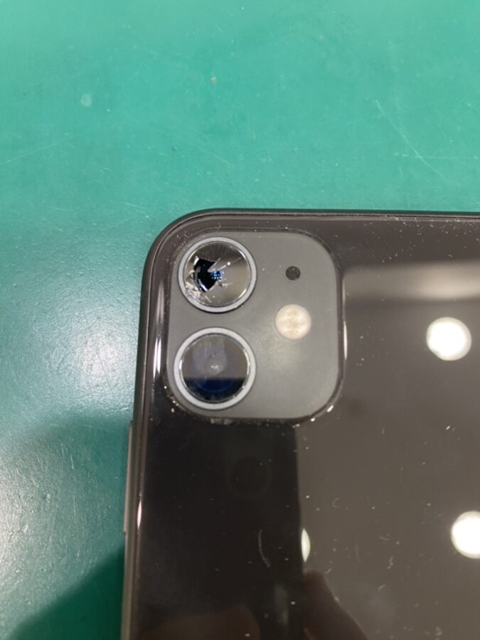 【落としてレンズに穴が開いた】藤沢市辻堂からお越しのお客様より、iPhone11(アイフォン11)をお持ち込みいただきました！