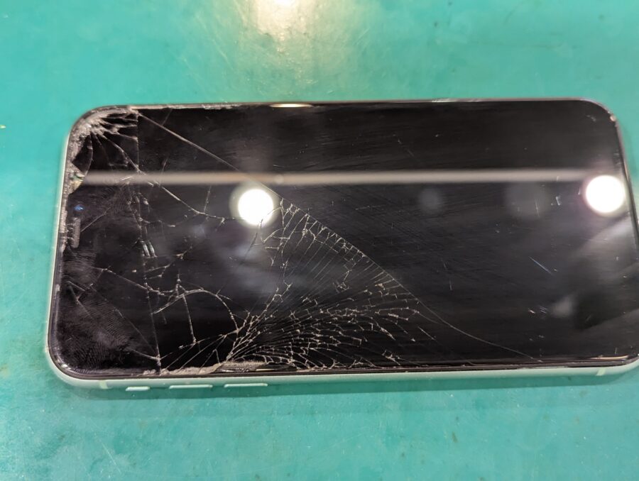 画面が割れて点かなくなったiPhone11(アイフォン)、画面交換で復活！スマホ修理工房ペリエ千葉店へご相談ください！