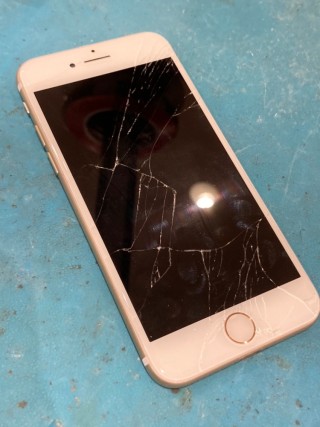 全体のガラス割れが目立つiPhone7（アイフォンセブン）修理対応を行いました!【スマホ修理工房仙台PARCO2店】