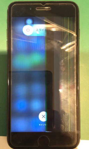 半分、黒い。iPhoneSE3（アイフォンSE第3世代）の液晶画面修理は、スマホ修理工房渋谷店にお任せあれ！