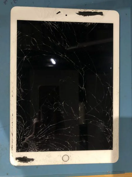 ガラスが割れて、中身が見えている！？そんなiPad8（アイパッド第8世代）だってスマホ修理工房渋谷店なら直せますよ～！