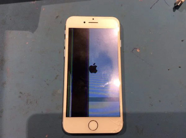液晶画面が半分映らなくなって、タッチも効かないiPhone7（アイフォン）。スマホ修理工房渋谷店で液晶画面の修理ができます