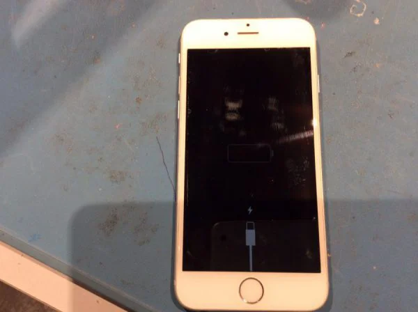 いくら充電しても電源が入らない。。。iPhone8（アイフォン）のバッテリー交換はスマホ修理工房渋谷店にお任せください！