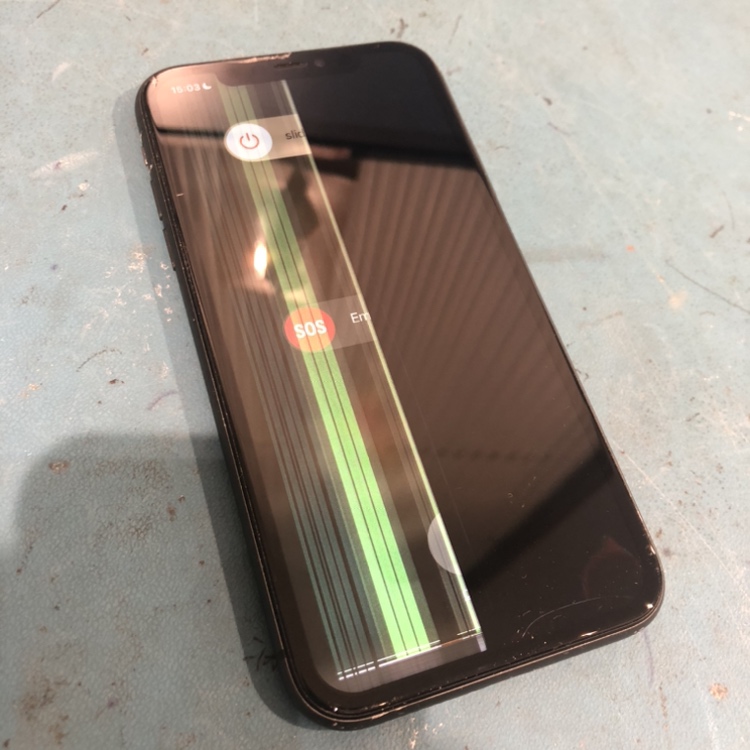 iPhone11Pro（アイフォン）の液晶が半分見えなくなった、、、スマホ修理工房渋谷店なら画面のパーツ交換ですぐに直せます