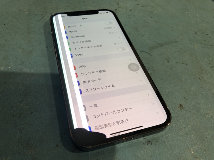 落下の衝撃で液晶に線が入ってしまったiPhone12（アイフォン）も、スマホ修理工房渋谷店でキレイに修理が可能です！