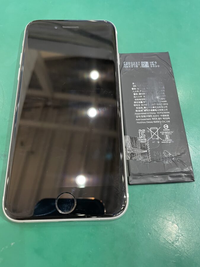 iPhoneSE2（SE第2世代）のバッテリー交換【スマホ修理工房　池袋P'パルコ本店】