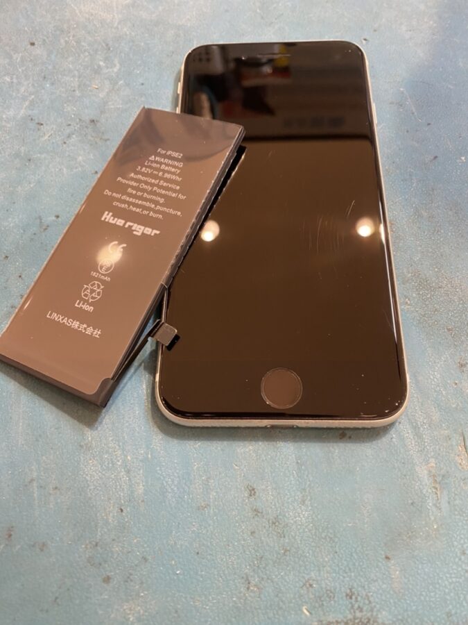 仙台市からお越しのお客様よりiPhoneSE2(アイフォン)のバッテリー交換を依頼いただきました。