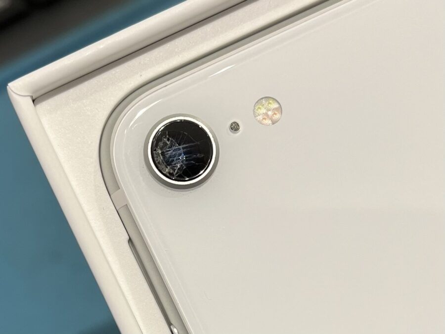 iPhoneSE2（アイフォンSE第2世代）のアウトカメラレンズのガラスが割れてしまった…！スマホ修理工房渋谷店へ！