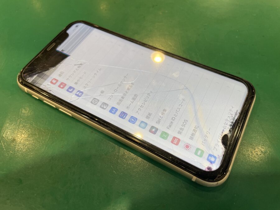 iPhone11(アイフォン)画面割れを放置していたら表示がおかしくなっちゃった！スマホ修理工房ペリエ千葉店なら即日で画面