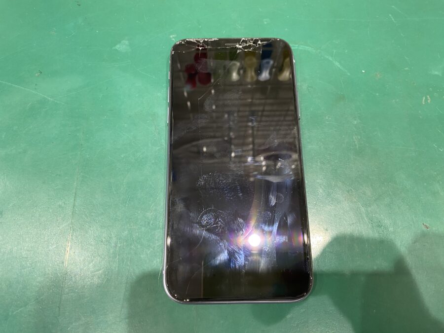 iPhone11(あいふぉん)の画面が割れて黒い液、タッチが聞かないなどの症状は「スマホ修理工房 西大島店」へ
