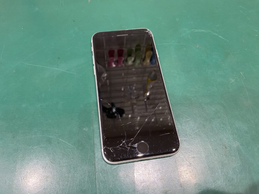 iPhoneSE2（第2世代）の画面割れ、バッテリーの交換なら【スマホ修理工房 西大島店（ありがたや内）】へ
