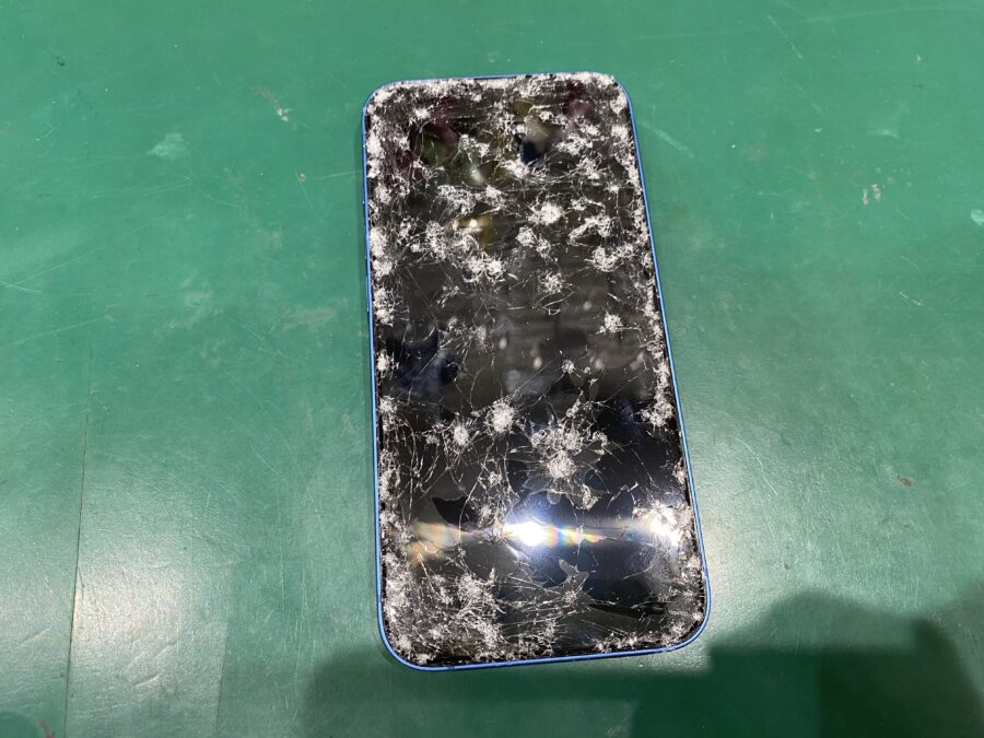 iPhone13(アイフォン)車に轢かれて画面がバキバキに。。。
