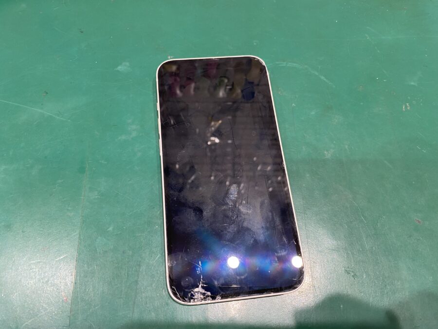 iPhone13（アイフォン）画面が割れてタッチが効かない。。そんなときは即日修理の【スマホ修理工房西大島店】へ