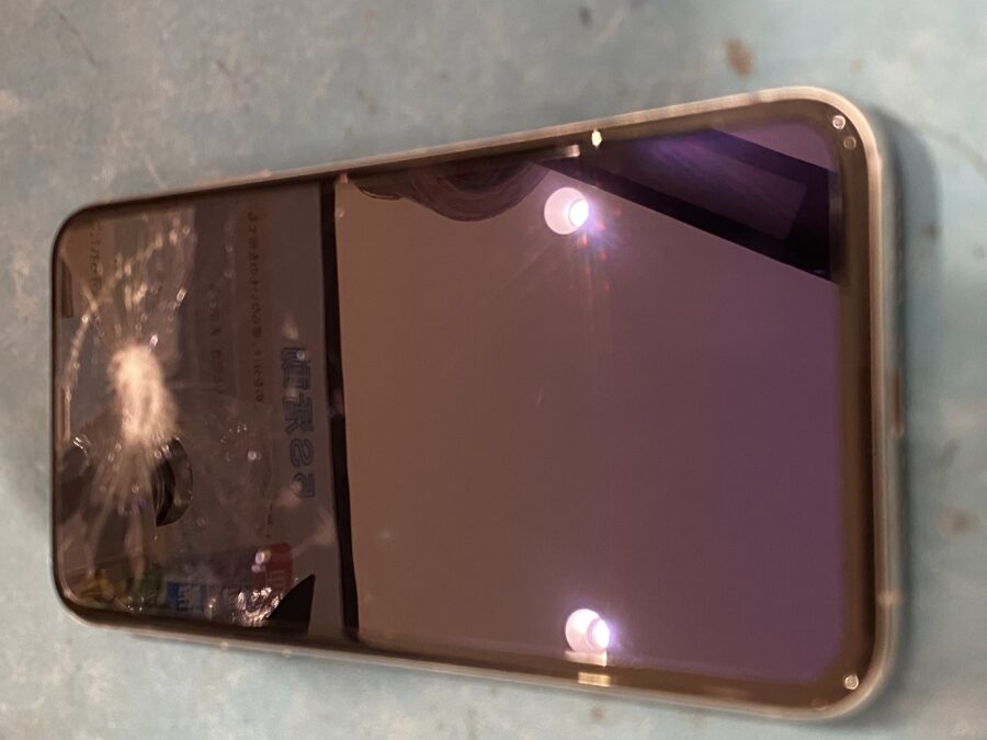 上部の割れが目立つiPhoneXS（アイフォンテンエス）の画面修理を行いました。【スマホ修理工房仙台PARCO2店】