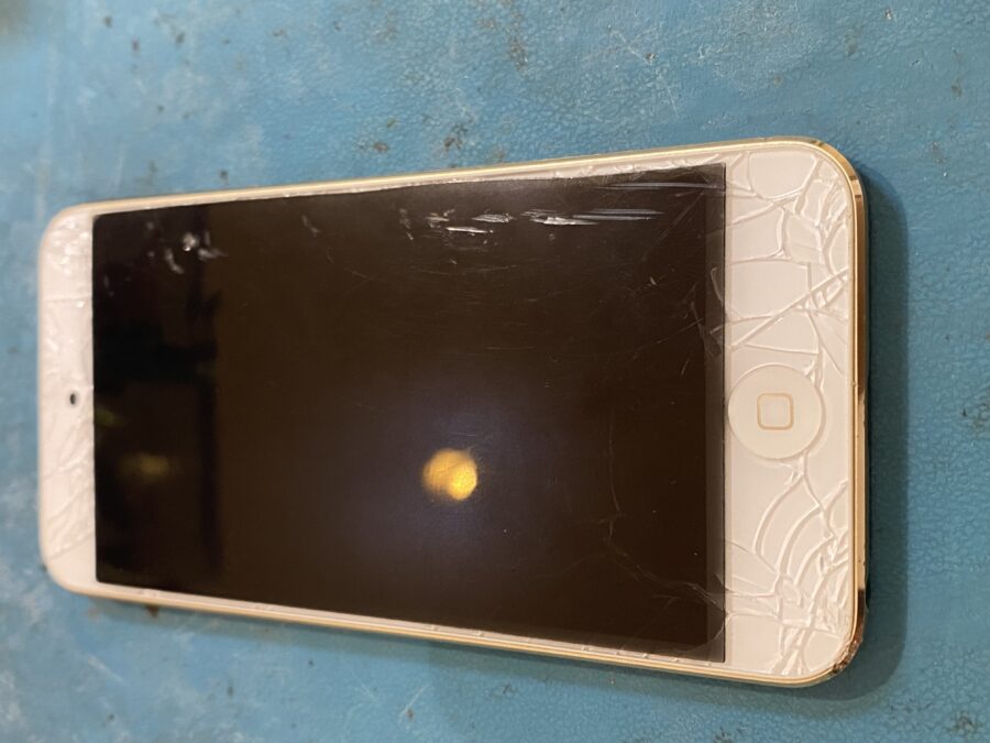 ガラスが激しく割れてしまったipodtouch(アイポッドタッチ)修理を行いました!【スマホ修理工房仙台PARCO2店】