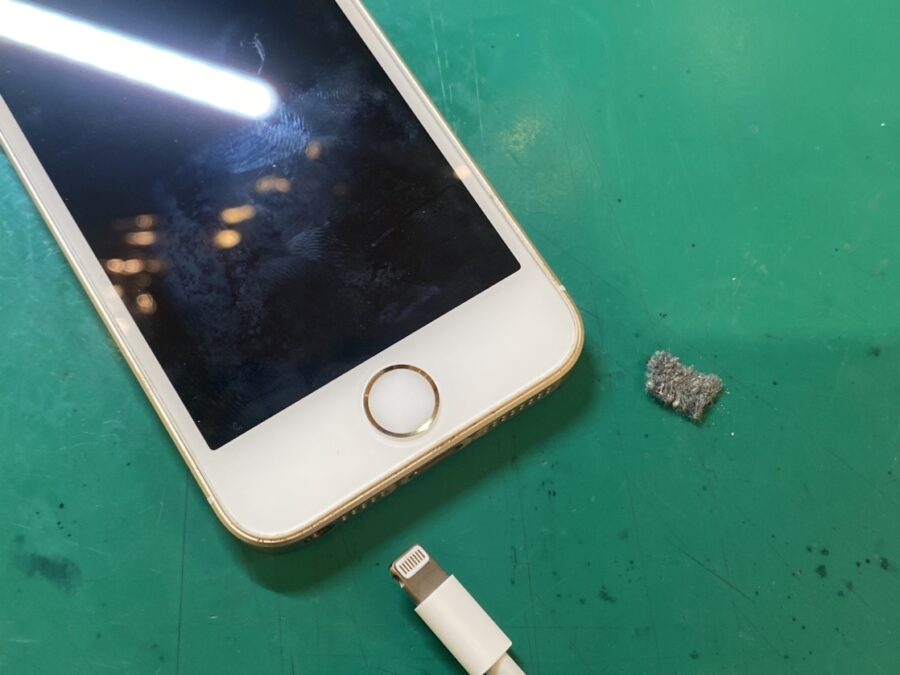 iPhoneが充電できない！もしかしたら埃が詰まってるかもしれません...。【スマホ修理工房新宿ペペ店】