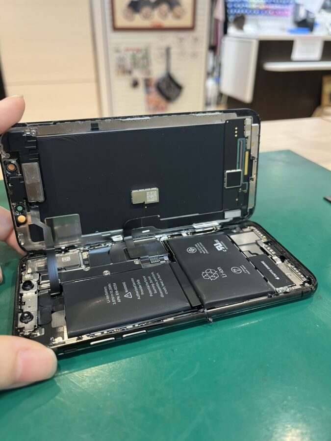 バッテリーが膨らんだiPhonX（アイフォン）を修理しました！スマホ修理工房ペリエ千葉店なら画面浮きも修理可能！