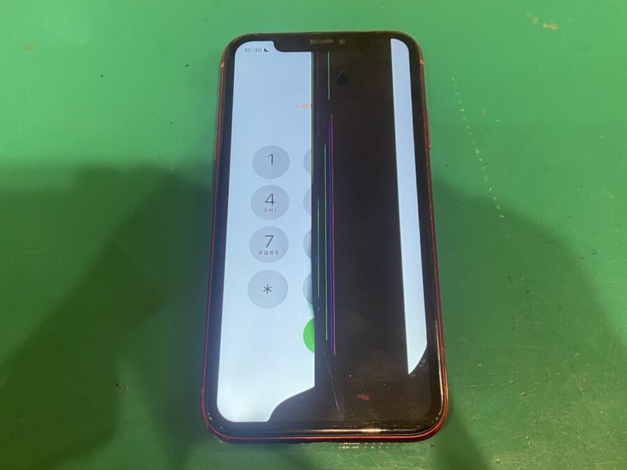 iPhoneXR(アイフォンXR)の画面が半分真っ暗に...そんな時は当店にお任せください！【スマホ修理工房新宿ペペ店】