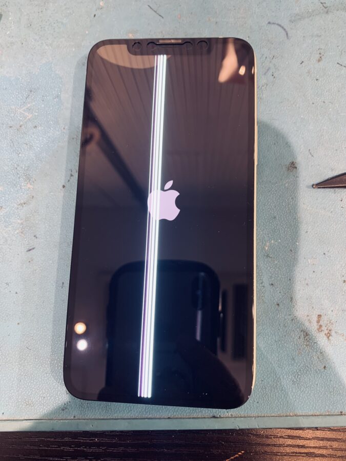 液晶画面に光の線が入ったiPhoneXS（アイフォン）の修理ならデータそのまま、即日修理の「スマホ修理工房渋谷店」へ！