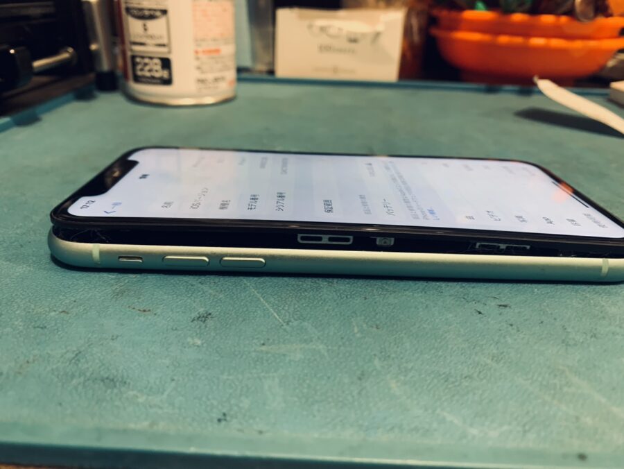 iPhone11（アイフォン11）のバッテリー膨張によるバッテリー交換ならデータそのまま、即日修理の「スマホ修理工房渋谷店」へ！