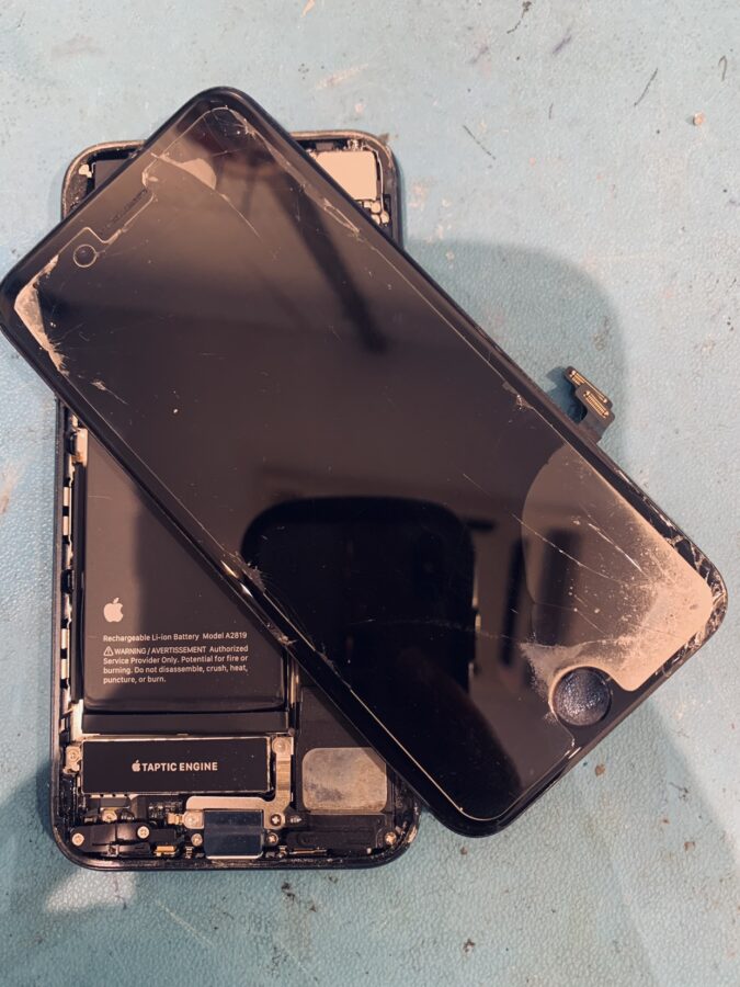 iPhoneSE第3世代のガラス割れ・液晶破損修理ならデータそのまま、即日修理の「スマホ修理工房渋谷店」へ！