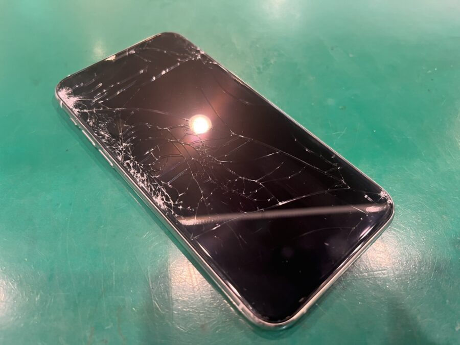定番iPhone11Pro(アイフォン)の画面割れ修理もスマホ修理工房ペリエ千葉店へどうぞ！