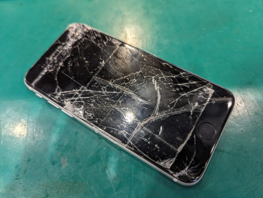 画面が割れて液晶表示が出来なくなってしまったiPhoneSE2(アイフォン)画面交換修理ならスマホ修理工房ペリエ千葉店へ