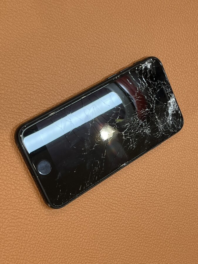 画面が激しく損傷してしまったiPhoneSE(アイフォンエスイー)をお持ち込み頂きました!