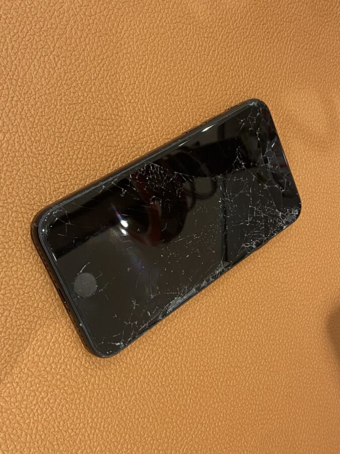落して激しく割れてしまったiPhoneSE（アイフォンエスイー）の修理を行いました!【スマホ修理工房仙台PARCO2店】