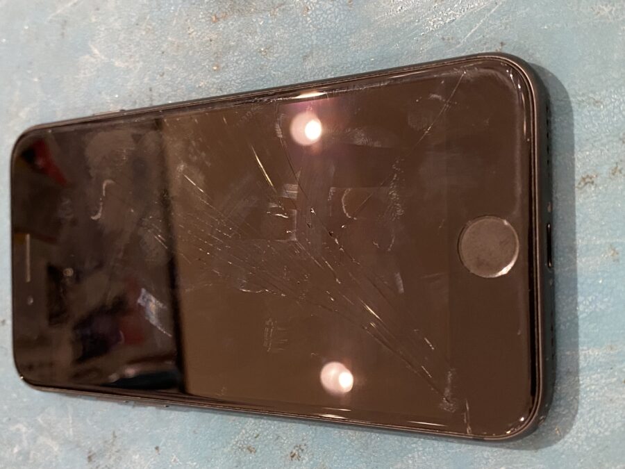 全体に気になる割れiPhone8(アイフォンエイト)画面修理を行いました。【スマホ修理工房仙台PARCO2店】