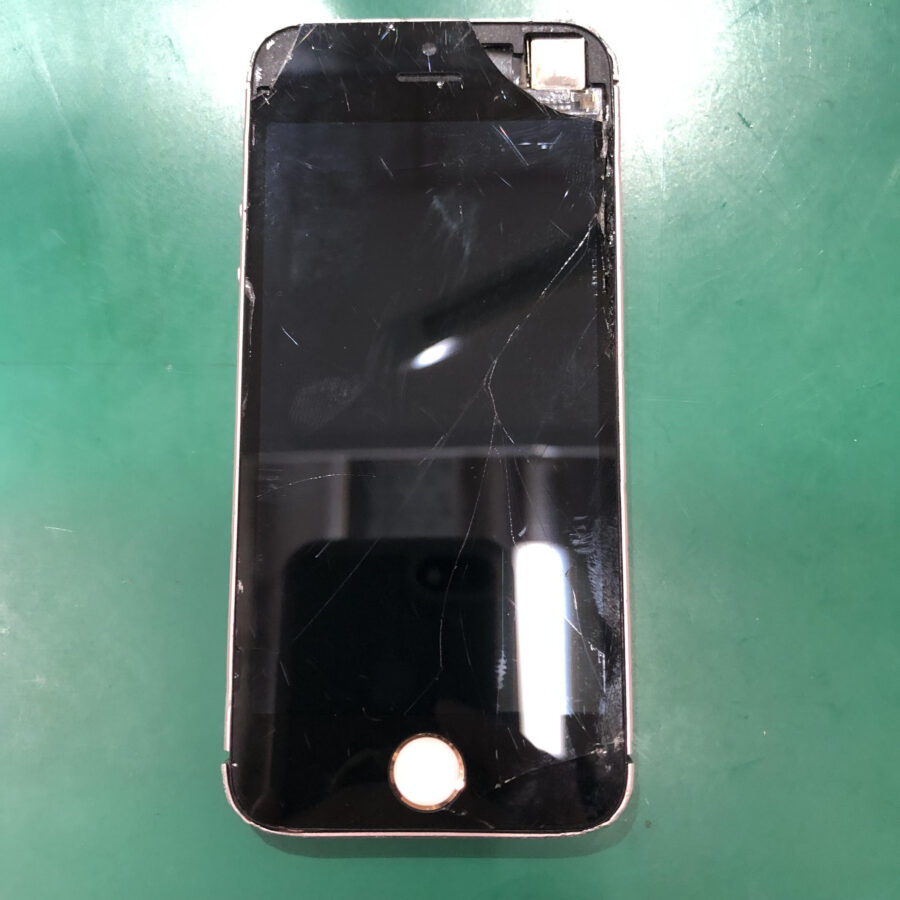 画面が破損してしまったiPhoneSE 第1世代（アイフォンSE）の修理は、データそのまま・最短即日修理の「スマホ修理工房」