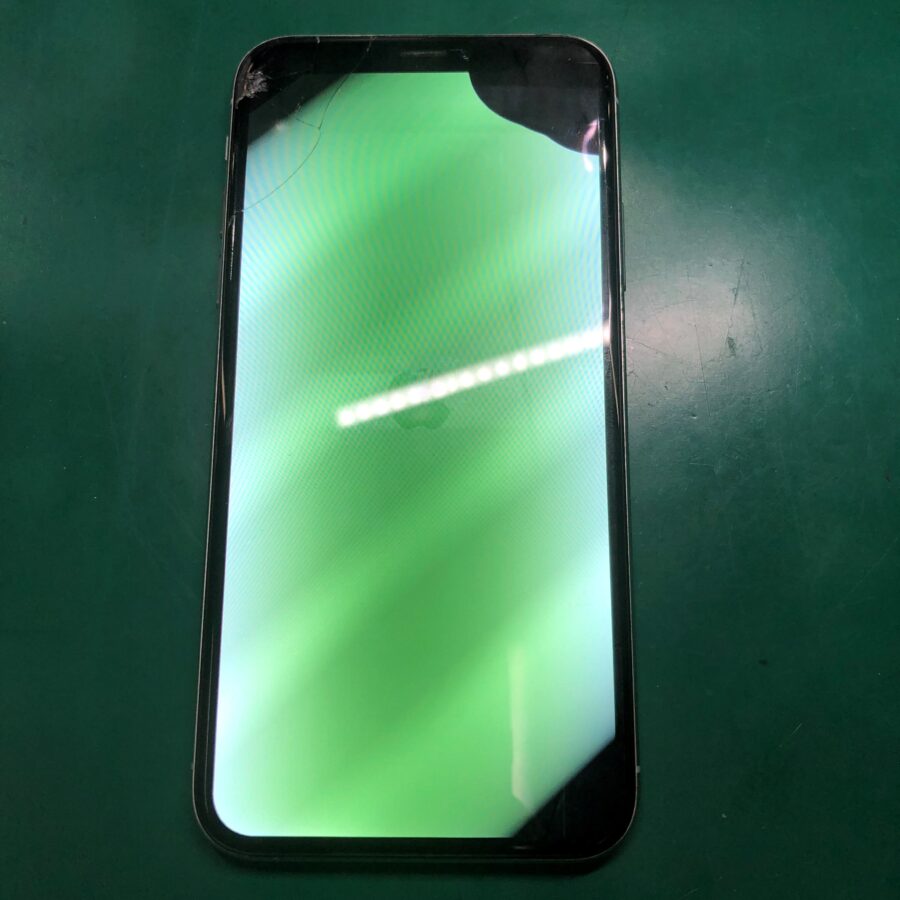 緑色の画面（グリーンスクリーン）になってしまったiPhone Xs（アイフォンXs）の画面交換！！