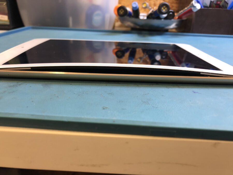 画面が浮いてしまったiPad mini4（アイパッドミニ4）の修理【スマホ修理工房　池袋P'パルコ本店】