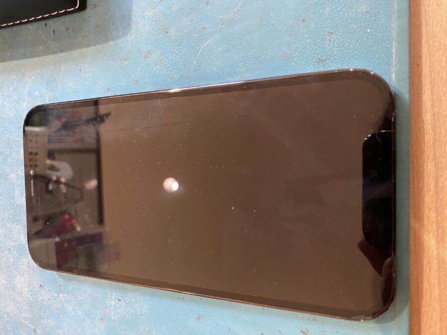 画面の映らないiPhone12ProMax(アイフォントゥエルブプロマックス)若林区より修理をご依頼頂きました