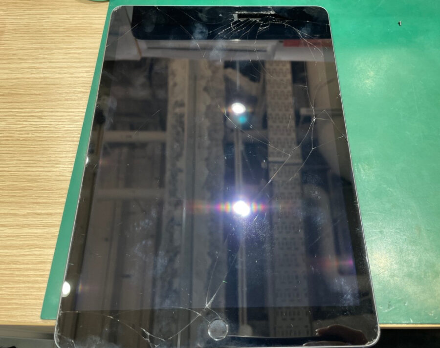 iPad5(アイパッド第５世代)のガラス割れ修理なら、【スマホ修理工房池袋P’パルコ店】でデータそのまま修理ができます♪