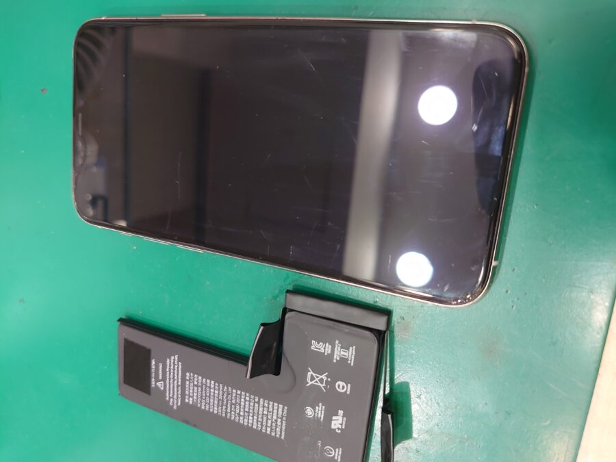 【バッテリー交換修理】秋田県からお越しのお客様より、iPhone 11Pro(アイフォン 11プロ)をお持ち込みいただきました！
