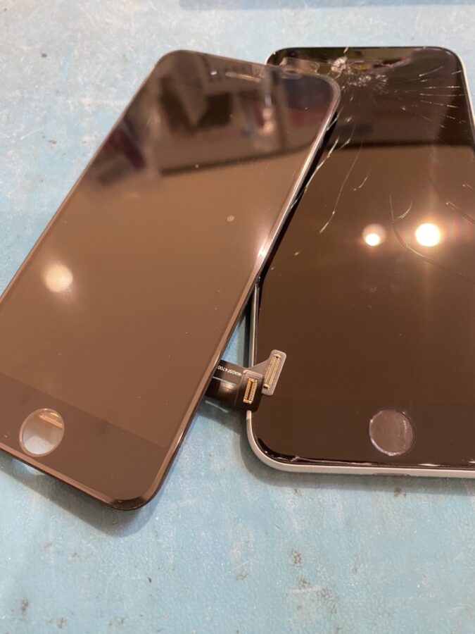 仙台市よりお越しのお客様よりガラスの割れたiPhoneSE2(アイフォン)をお持ち込み頂きました。