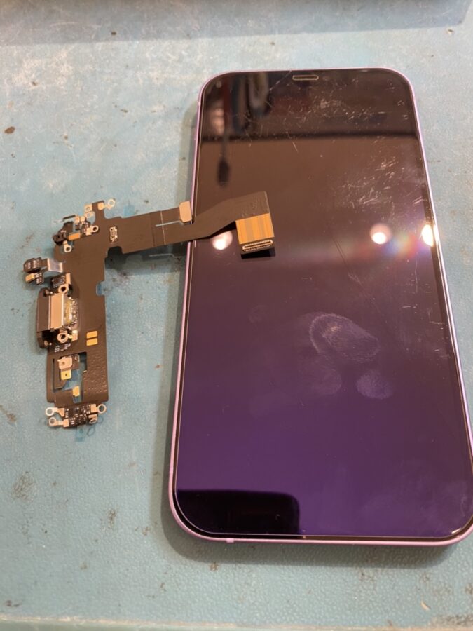 青葉区からお越しのお客様よりiPhone12(アイフォン)の充電ができない修理を行いました!