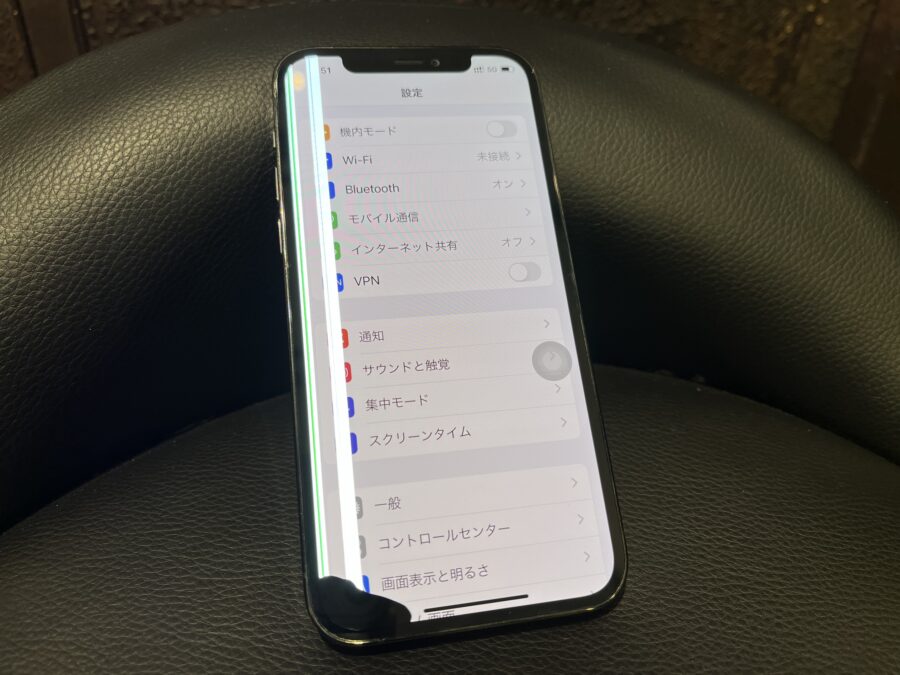 落とした衝撃で液晶画面に白い線が！？iPhone12Pro（アイフォン）の液晶画面修理ならスマホ修理工房渋谷店まで！